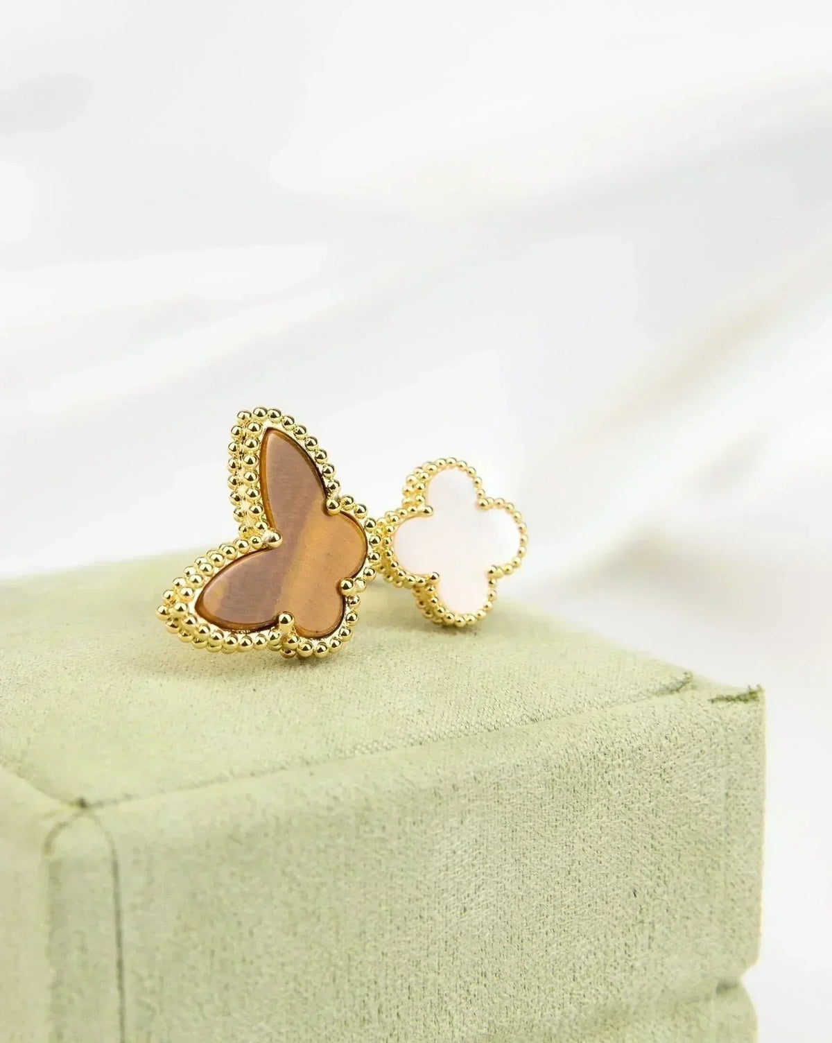 ¡®Aura Jewels¡¯LUCKY BETWEEN THE FINGER RING