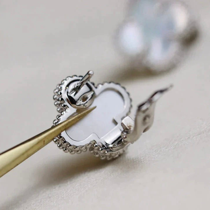 ¡®Aura Jewels¡¯CLOVER MEDIUM 1 MOTIFS WHITE MOP EARRINGS SILVER