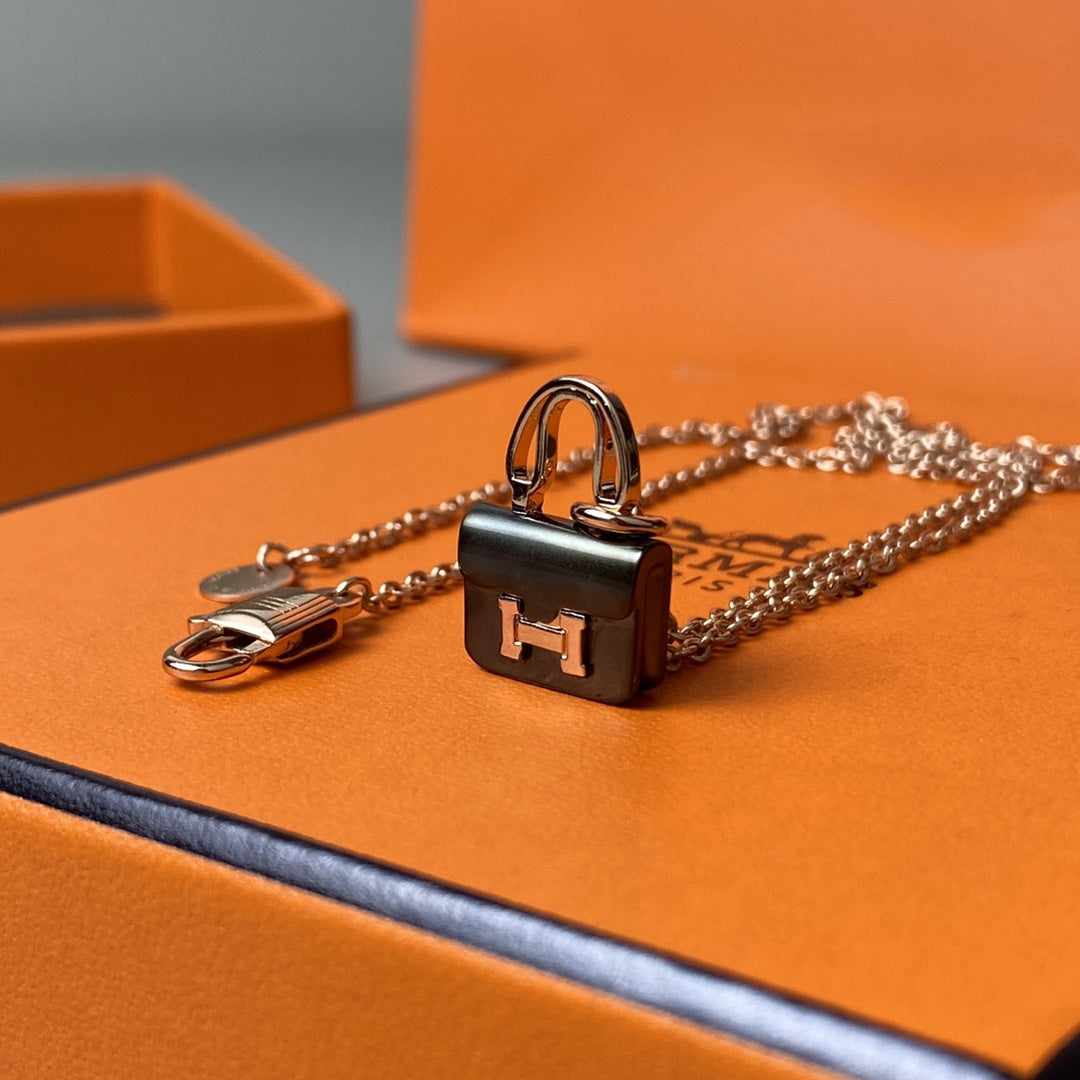 ¡®Aura Jewels¡¯CONSTANCE BLACK PEDANT PINK GOLD NECKLACE