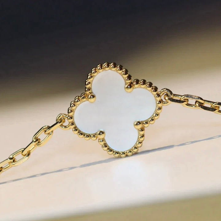 ¡®Aura Jewels¡¯CLOVER 20 MOTIFS WHITE MOP NECKLACE