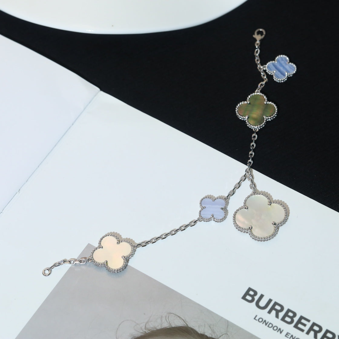 ¡®Aura Jewels¡¯CLOVER BRACELET 5 MOTIFS MOP CHALCEDONY SILVER