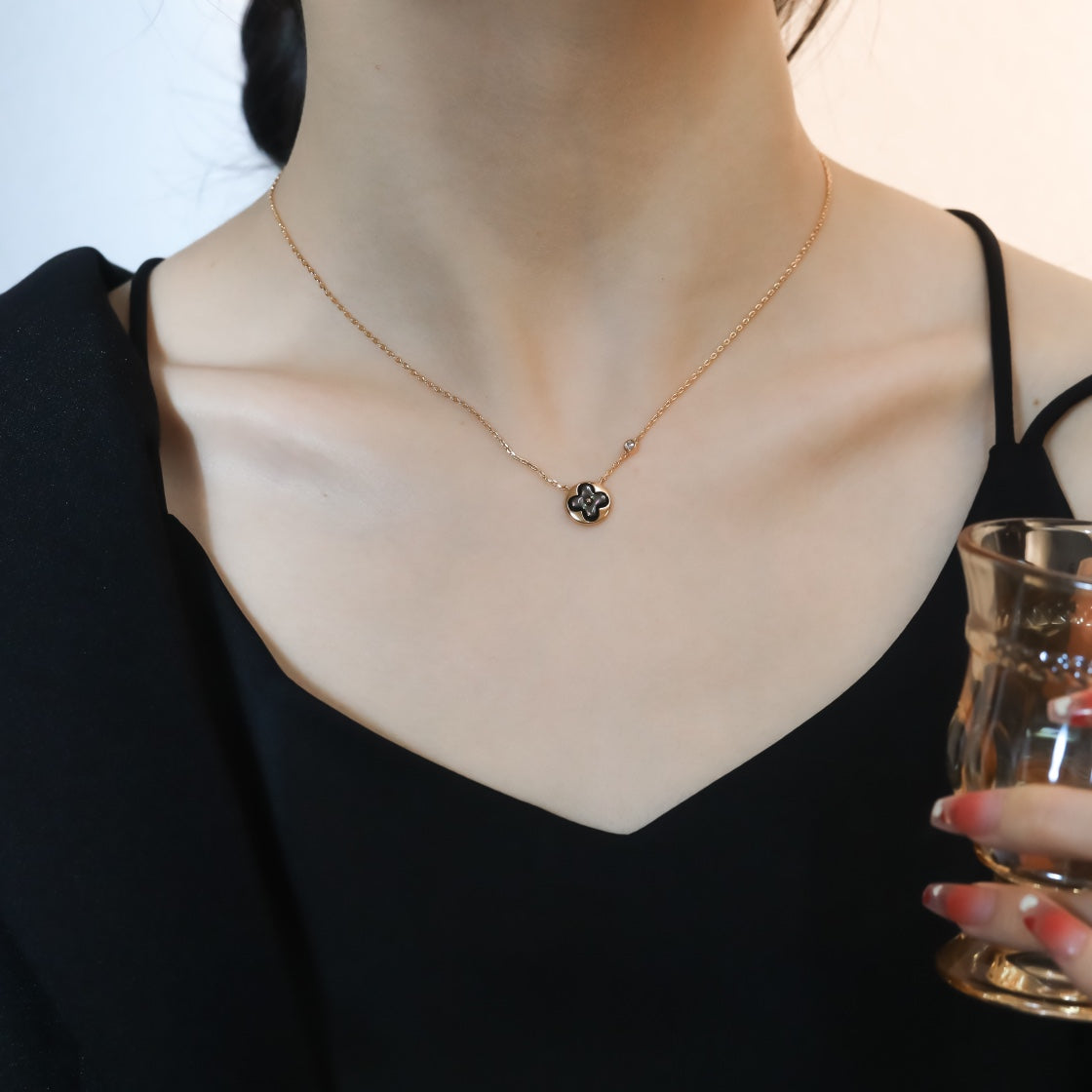 ¡®Aura Jewels¡¯SUN PEDANT PINK GOLD 1 DIAMOND NECKLACE