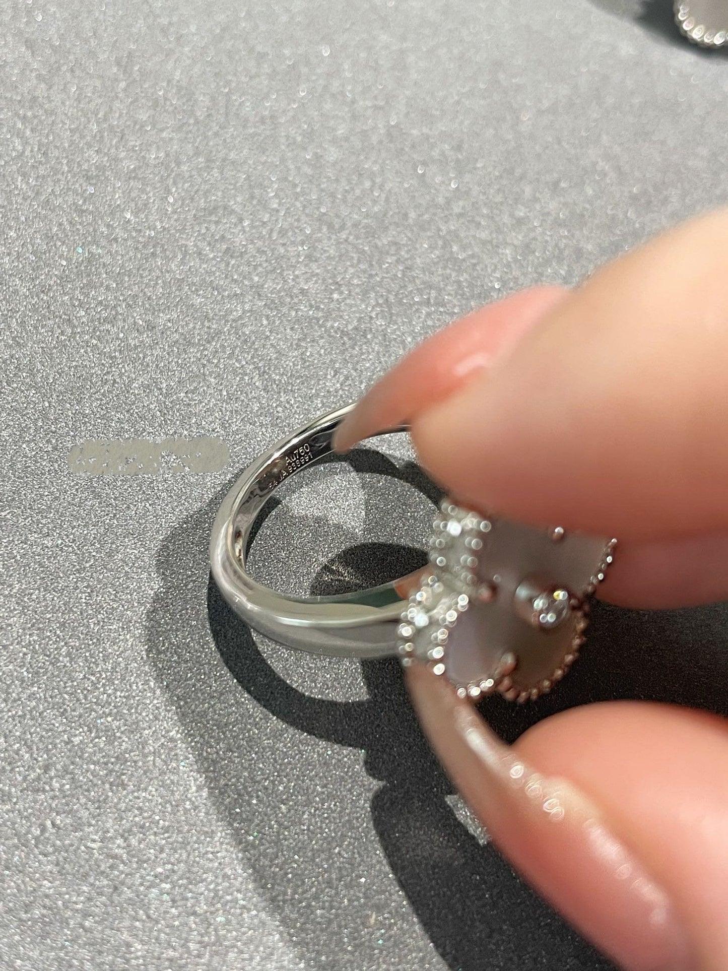 ¡®Aura Jewels¡¯CLOVER SILVER MOP DIAMOND RING