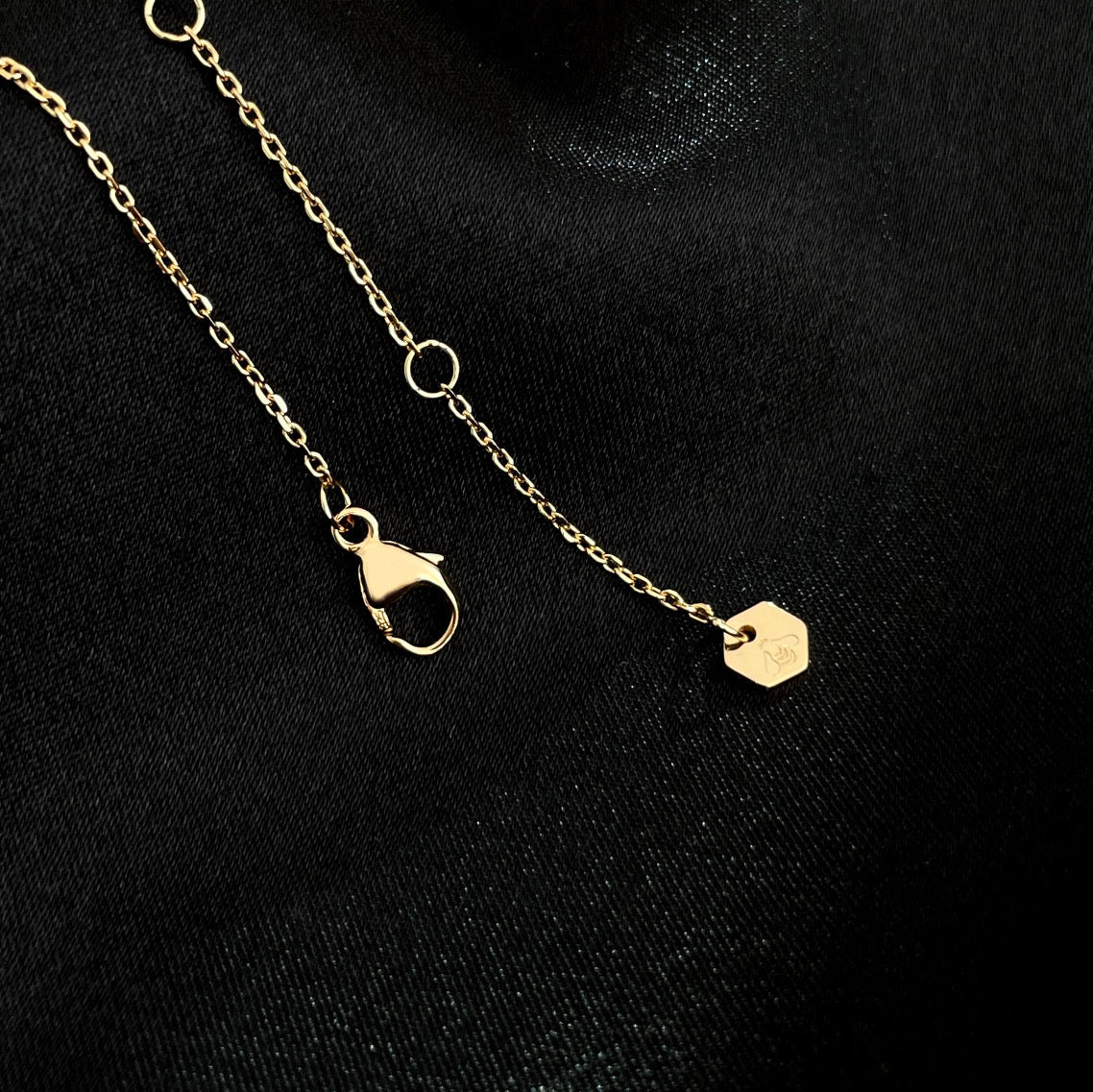 ¡®Aura Jewels¡¯BEE MINI NECKLACE