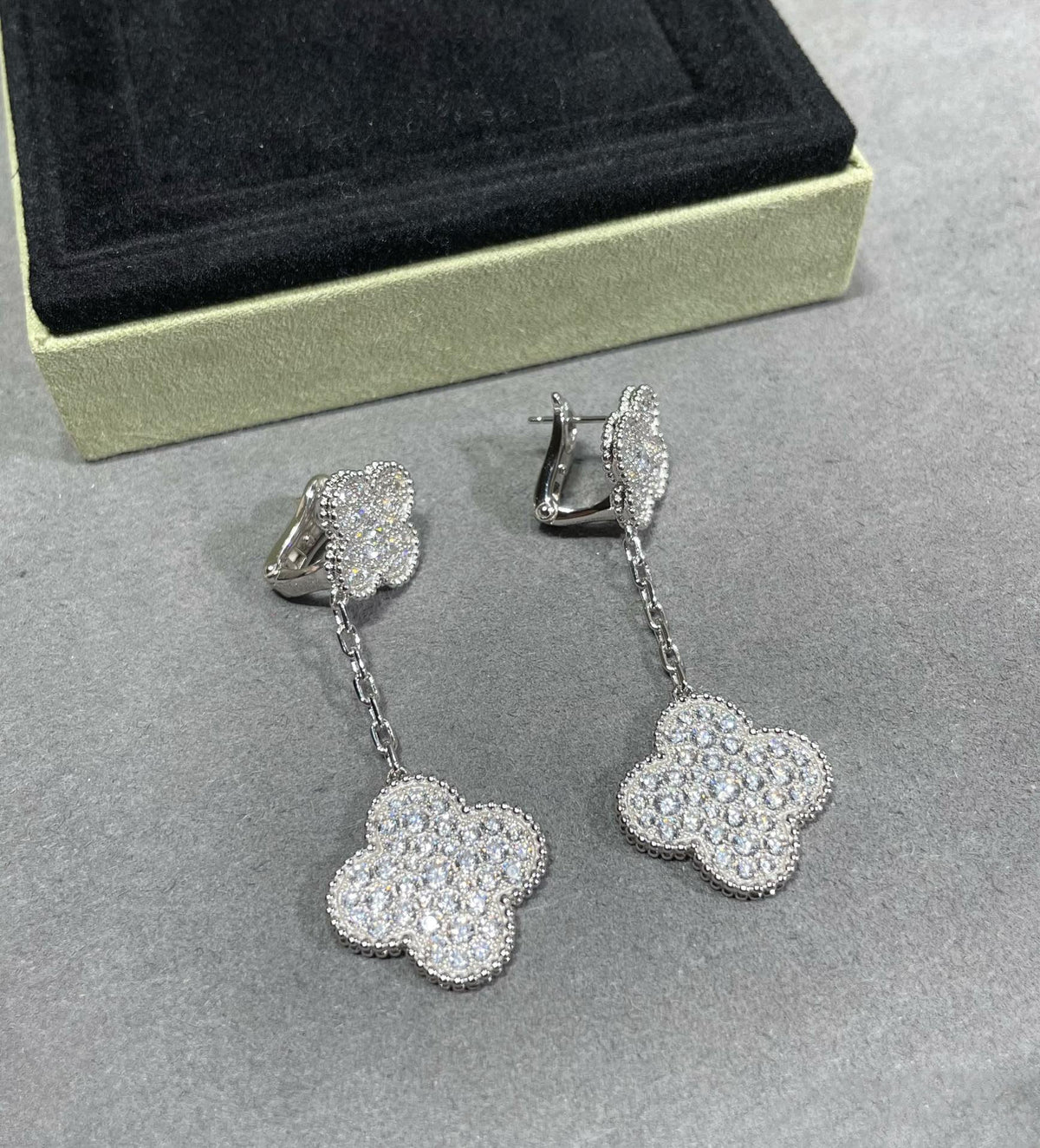 ¡®Aura Jewels¡¯CLOVER 2 MOTIFS DIAMOND PAVED SILVER EARRINGS
