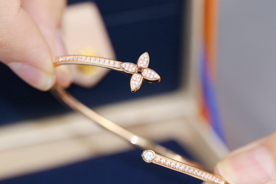 ¡®Aura Jewels¡¯IDYLLE PINK GOLD OPEN BRACELET DIAMOND PAVED