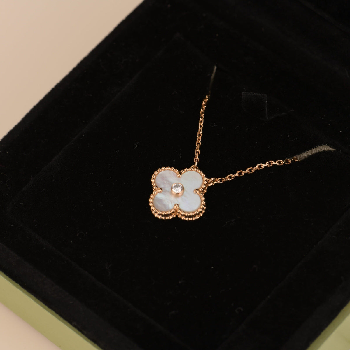 ¡®Aura Jewels¡¯CLOVER 15MM DIAMOND WHITE FRITILLARIA NECKLACE