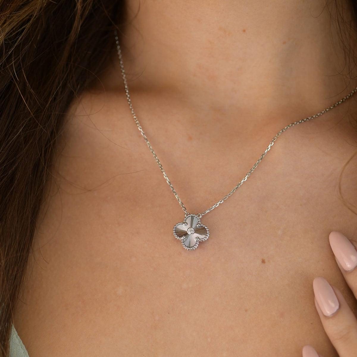¡®Aura Jewels¡¯CLOVER 15MM DIAMOND LASER NECKLACE SILVER