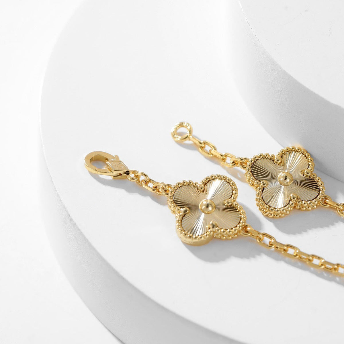 ¡®Aura Jewels¡¯CLOVER 10 MOTIFS LASER NECKLACE