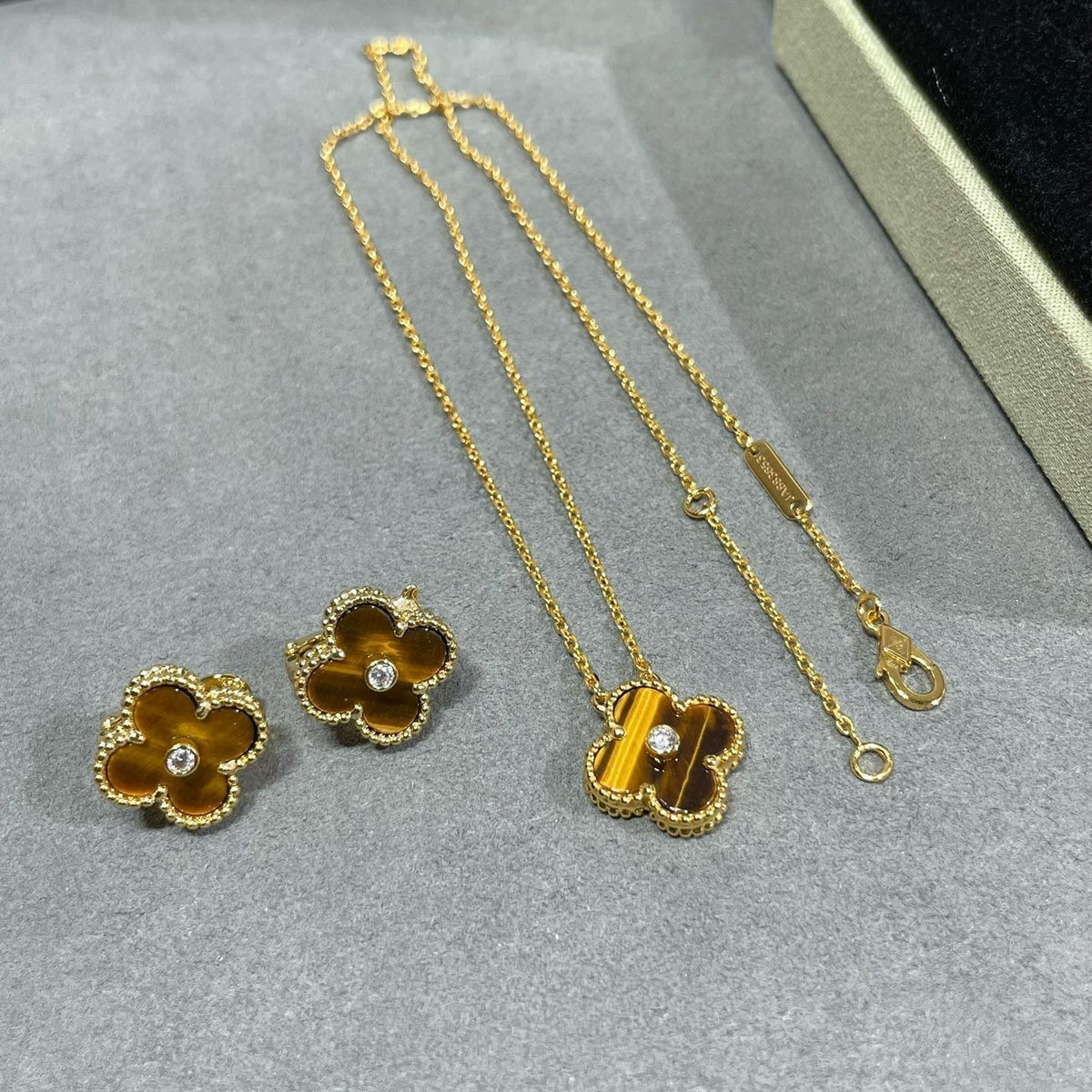 ¡®Aura Jewels¡¯CLOVER 15MM DIAMOND AND YELLOW TIGER'S EYE AGATE necklace