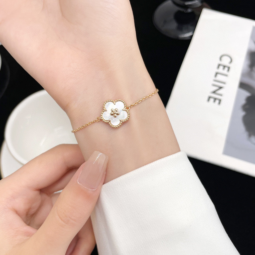¡®Aura Jewels¡¯LUCKY WHITE MOP PLUM BLOSSOM BRACELET