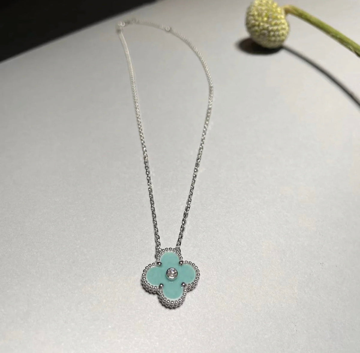¡®Aura Jewels¡¯CLOVER 1 DIAMOND LIGHT BLUE SILVER NECKLACE