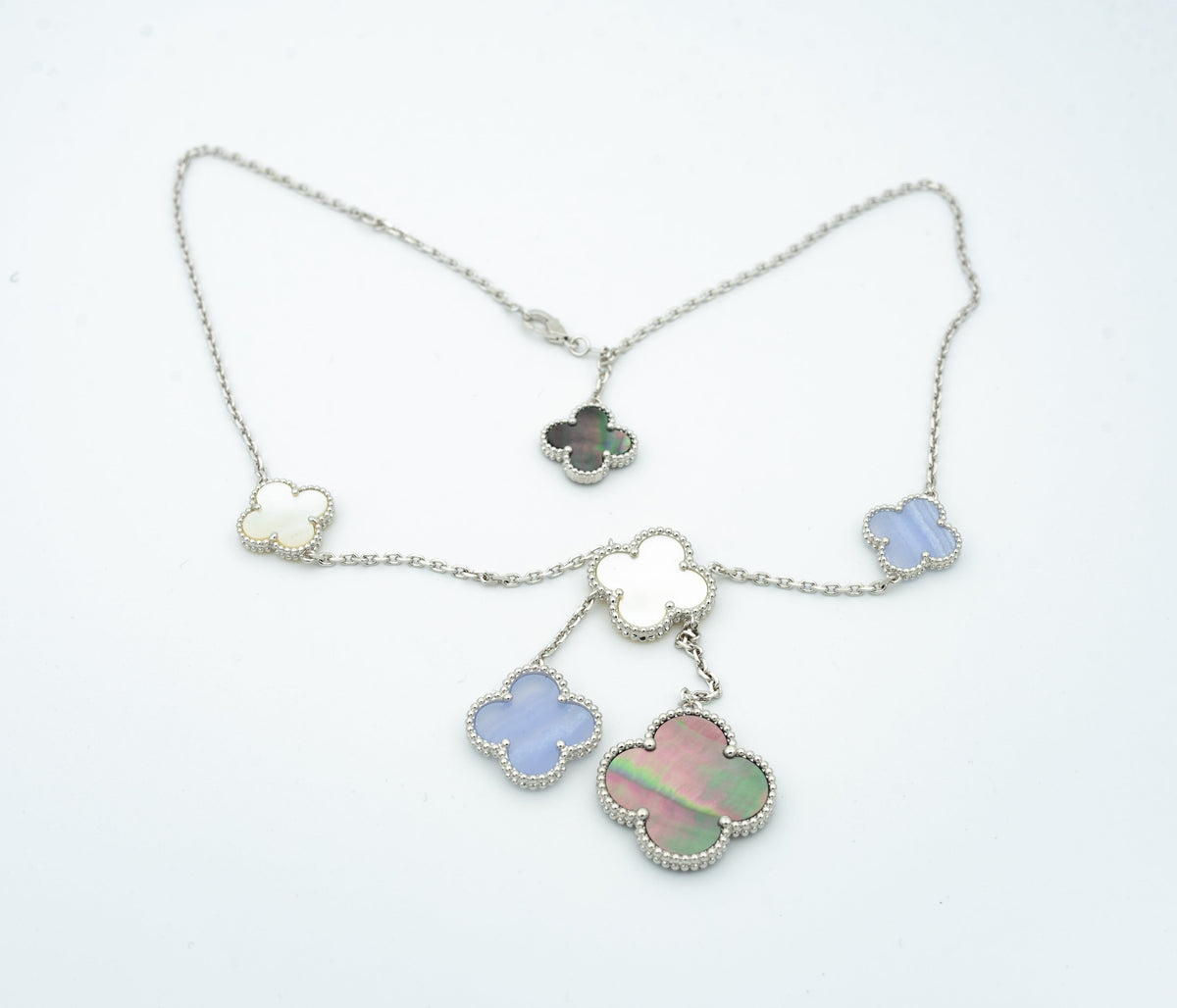 ¡®Aura Jewels¡¯CLOVER MOP CHALCEDONY NECKLACE SILVER 6 MOTIF