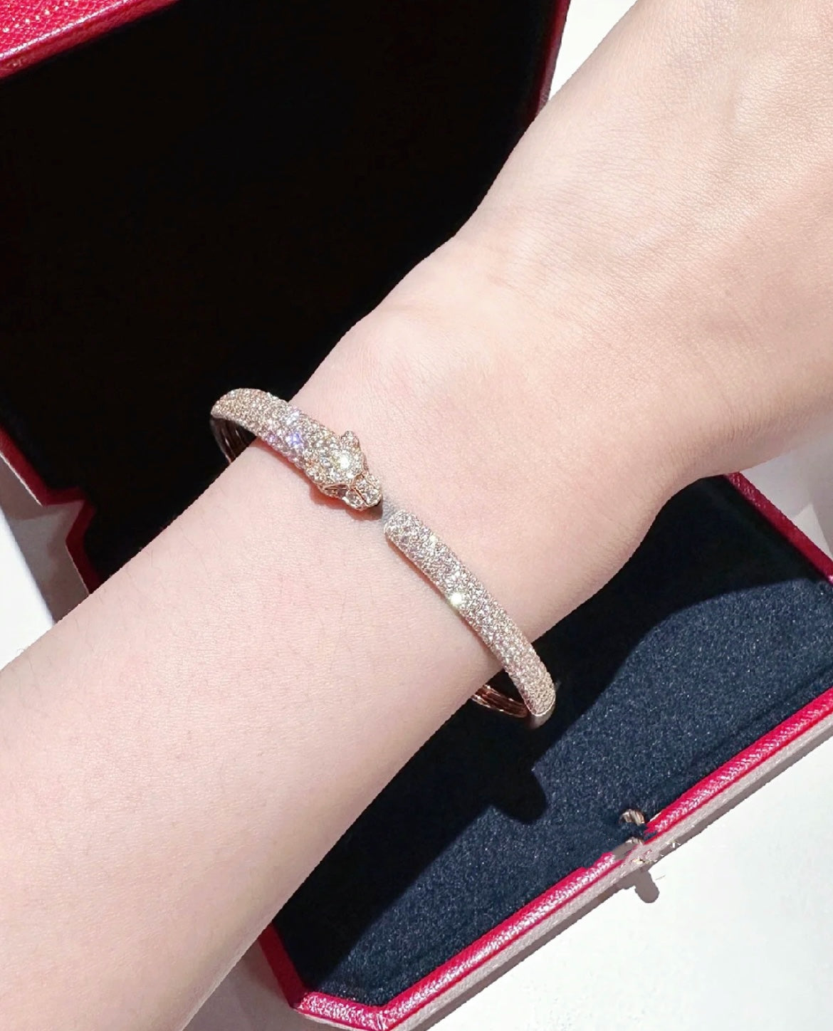 ¡®Aura Jewels¡¯PANTHERE FULL DIAMOND OPEN BRACELET