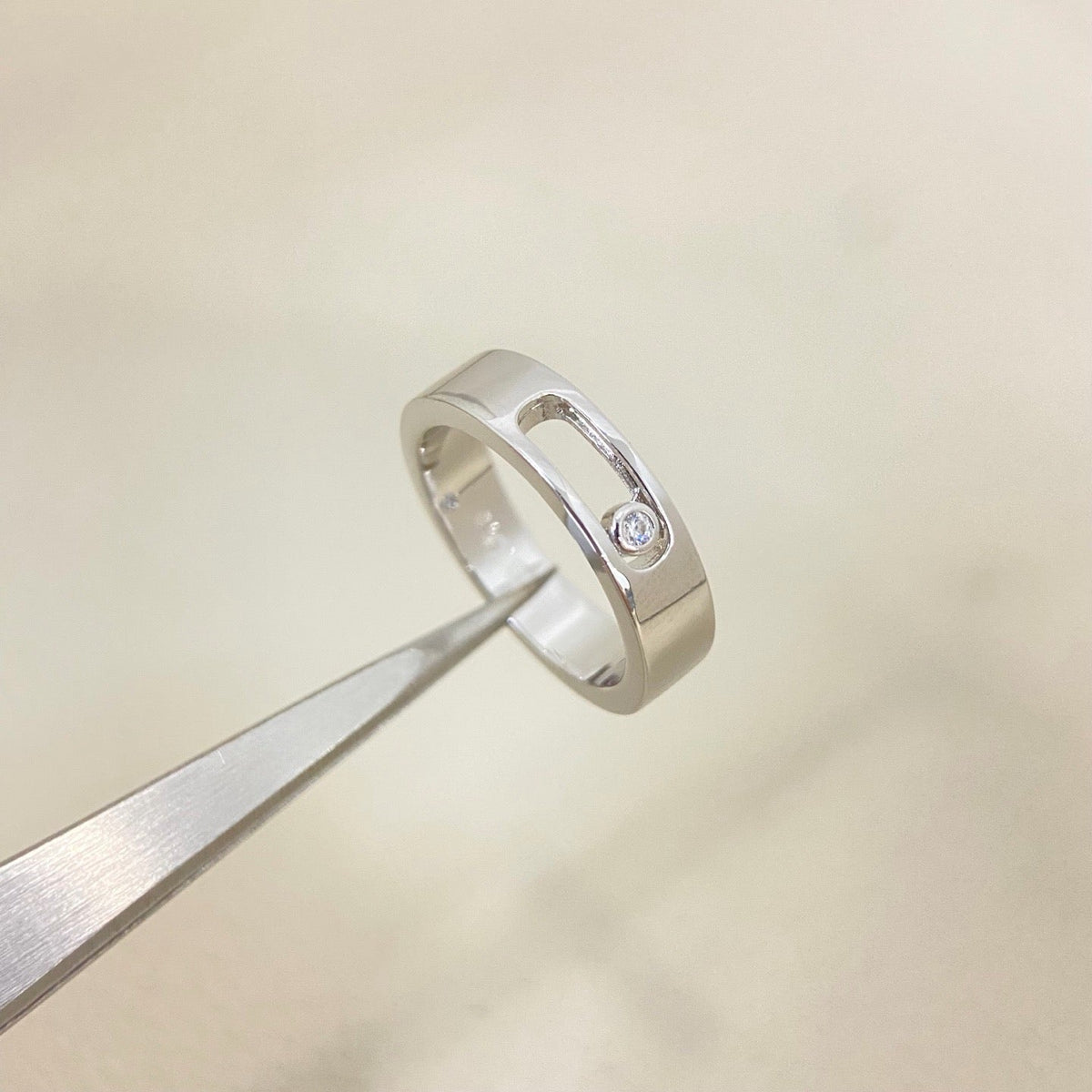[Aura Jewelry]Move Wide Band Single Moving Diamond Ring