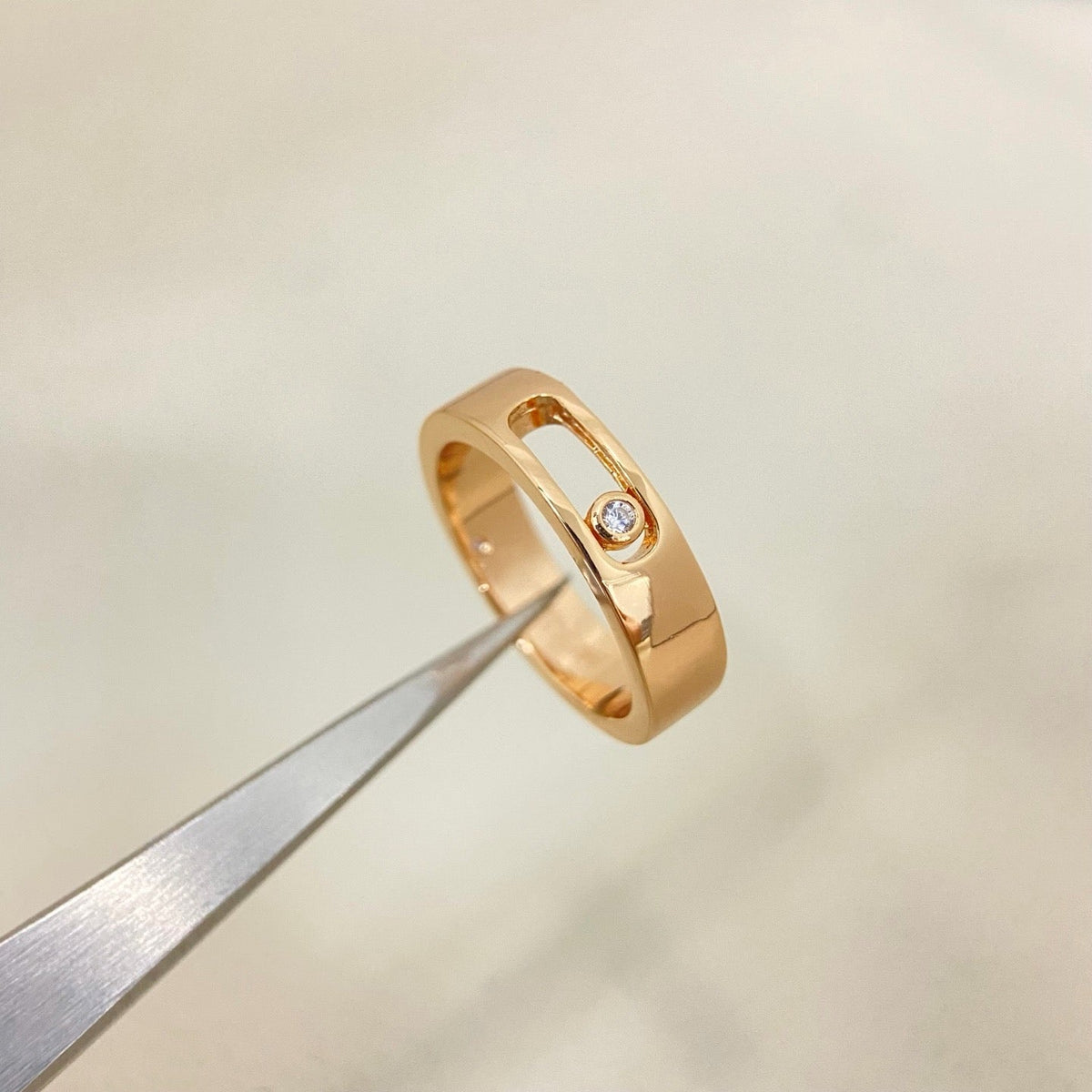 [Aura Jewelry]Move Wide Band Single Moving Diamond Ring