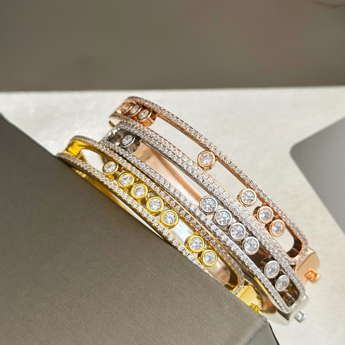 [Aura Jewelry]Move Classique 7‑Moving‑Diamond Bangle, Double‑Row Pavé Setting
