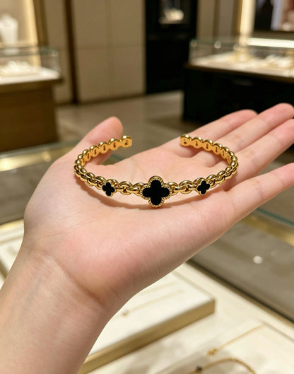 ¡®AuraJewelry¡¯Vintage Alhambra 3‑Flower Open Cuff, Black Onyx Gold‑Tone Chain Bangle