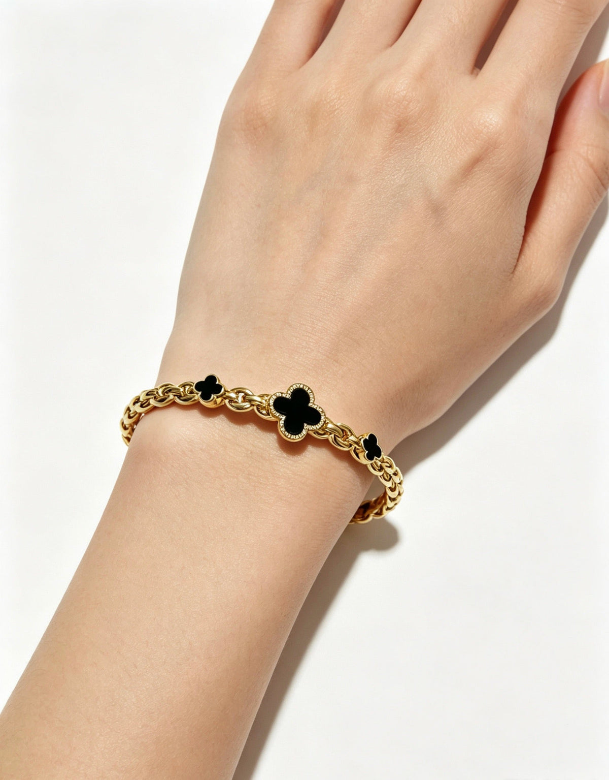 ¡®AuraJewelry¡¯Vintage Alhambra 3‑Flower Open Cuff, Black Onyx Gold‑Tone Chain Bangle