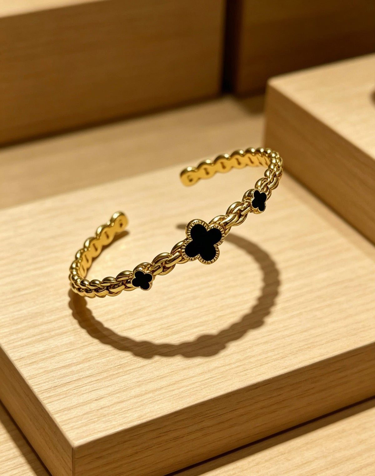 ¡®AuraJewelry¡¯Vintage Alhambra 3‑Flower Open Cuff, Black Onyx Gold‑Tone Chain Bangle